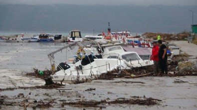 İzmir, Çanakkale ve Muğla'yı sağanak vurdu! Caddeler göle döndü: Tatilciler tahliye edildi