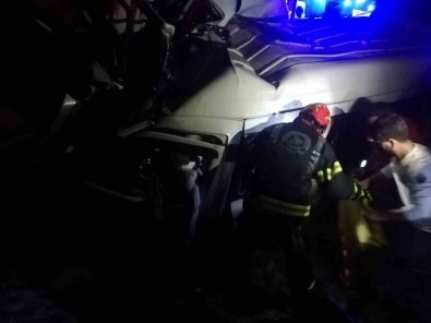 Karsi Seride Geçen Minibüs Tirla Çarpisti Açiklamasi 1 Ölü, 2 Yarali