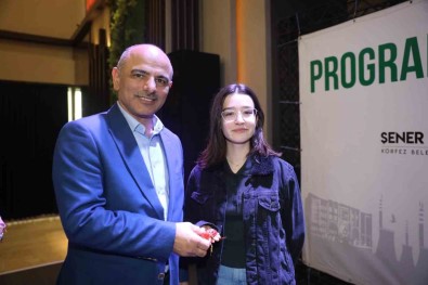 Körfez'de Basarili Ögrenciler Ödüllendirildi