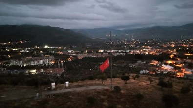 Milas'ta 10 Kasim'da Yariya Indirilen Türk Bayragi, Halen Göndere Çekilmedi