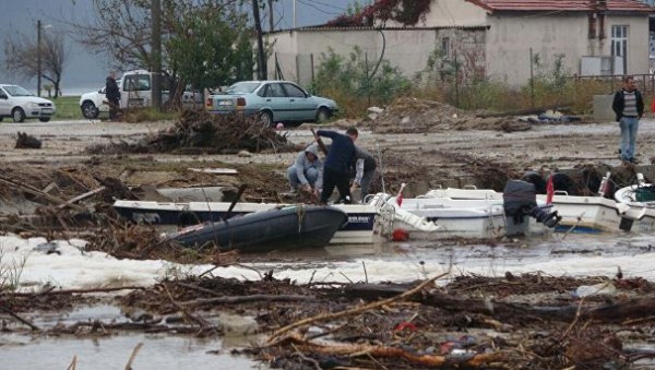 İzmir, Çanakkale ve Muğla'yı sağanak vurdu! Caddeler göle döndü: Tatilciler tahliye edildi