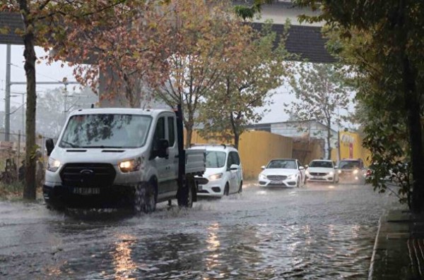 İzmir, Çanakkale ve Muğla'yı sağanak vurdu! Caddeler göle döndü: Tatilciler tahliye edildi