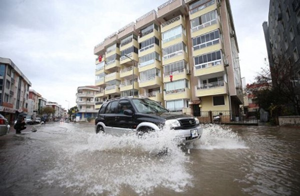 İzmir, Çanakkale ve Muğla'yı sağanak vurdu! Caddeler göle döndü: Tatilciler tahliye edildi