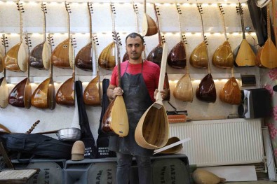 Sivas'in En Genç Saz Ustasi, Dede Meslegini Sürdürüyor
