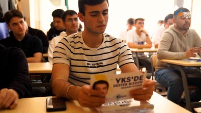 Esenler'de Üniversiteye Hazirlanan Gençlere Hazirlik Seti Hediye Ediliyor