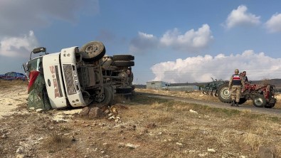 Kilis'te Kum Yüklü Kamyon Devrildi Açiklamasi 1 Yarali