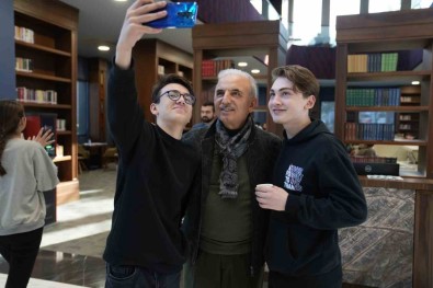 Üniversiteli Gençlere Aylik 750 TL'lik Destek