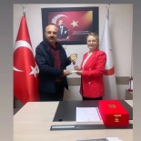 50 Kez Kan Bagisi Yapan Vatandasa Plaket Takdim Edildi