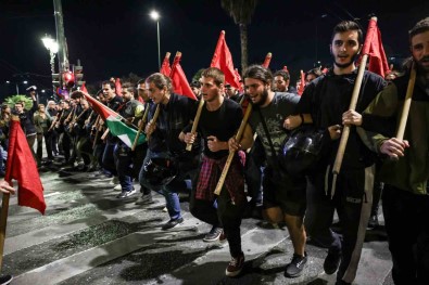 Atina'da 1973 Ayaklanmasinin 50. Yilinda Binlerce Gösterici ABD Büyükelçiligine Yürüdü