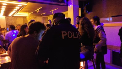 Husumetlilerini Silahlarla Sokaklarda Aramislar