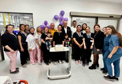 Izmir'de 670 Gram Dogan Bora Bebek Mücadelesini Kazandi, Doktorlarla Pasta Kesti