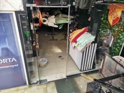 Izmir'de Is Yerini Su Basan Esnaf Isyan Etti Açiklamasi 'Esnaf Olarak Biktik'