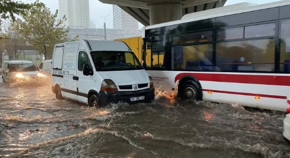 İstanbul ve İzmir’de yine aynı manzara! Sağanak sonrası cadde ve sokakları su bastı!