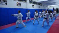 Ayni Karate Salonu Ögrencileri, 30 Yil Sonra Tekrar Bir Araya Gelerek Idman Yapti