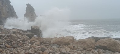 Bartin'da Firtina Hayati Olumsuz Etkiliyor, Dalga Boylari 5 Metreyi Buldu