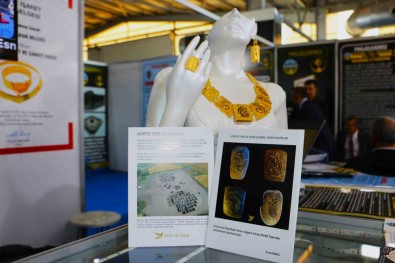 Diyarbakir'da 12 Bin 500 Yillik Körtik Tepe'de Çikan Figürler Altin Üzerine Islendi