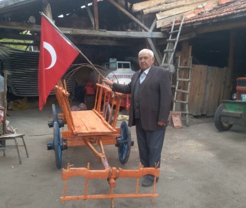 Kurtulus Savasi'nda Mühimmat Tasinan Arabanin Aynisini Elleriyle Yapti