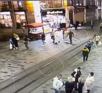 Taksim'de Film Gibi Olay Kamerada Açiklamasi 'Robin Hood'Um Diyerek Gasbettigi Paralari Dagitti