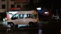 Trafik Isiklarinda Duramayan Tir, Minibüse Çarpti