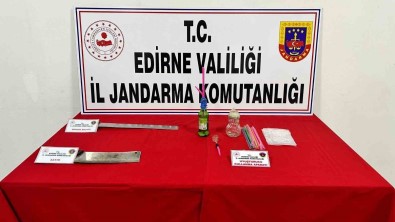 Uzunköprü'de 2 Evde Silah Ve Uyusturucu Kullanma Aparati Ele Geçirdi