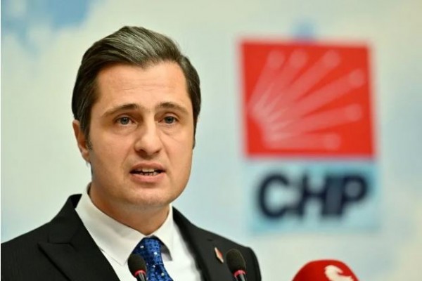 Özgür Özel Türkiye düşmanının önünde eğildi! Tek destek parti sözcüsünden geldi: Sanatçıya değer veren...