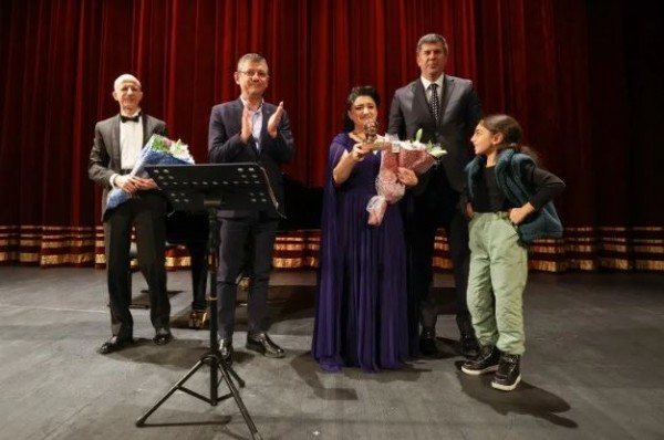 Özgür Özel Türkiye düşmanının önünde eğildi! Tek destek parti sözcüsünden geldi: Sanatçıya değer veren...