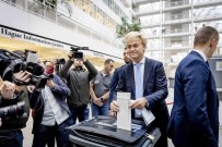 Hollanda'da Sandik Çikis Anketine Göre Asiri Sagci Özgürlük Partisi'nin Seçimi Kazanmasi Bekleniyor