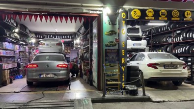 Istanbul'da Lastikçilerin Gece Mesaisi