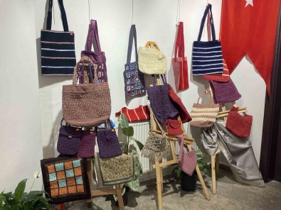 Kadina Siddetle Mücadele Gününde Kadinlar Sergi Açti