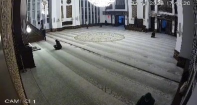 Depreme Namaz Kilarken Yakalandilar