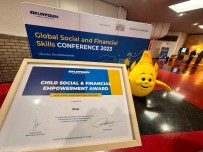 Hollanda'da Verilen 'Ögretmen Mesleki Gelisim' Ödülünün Sahibi ÖRAV Oldu