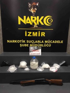 Izmir'in Iki Ilçesinde Zehir Tacirlerine Operasyon