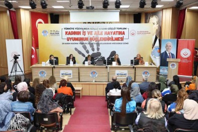 Mersin'de 'Türkiye Yüzyilinda Güçlü Kadin Güçlü Toplum' Paneli