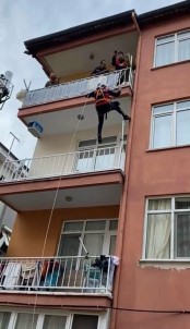 Balkonda Mahsur Kalan Kediyi Itfaiye Ekipleri Kurtardi