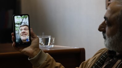 Emekli Ögretmen, 'Akilli Telefonla' Ögrencileriyle Baglantiyi Koparmadi