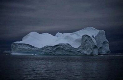En az İstanbul kadar büyük: Dünya'nın en büyük buz dağı 35 yıl sonra hareket etti