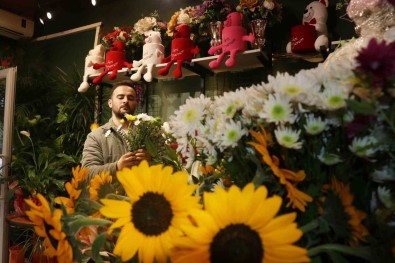 Özel Günlerin Vazgeçilmezi Çiçekçilerin, Ögretmenler Günü Mesaisi