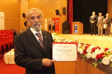 Torunu Yasindakilerle Ayni Sirayi Paylasti, 68 Yasinda 4'Üncü Üniversiteden Mezun Oldu