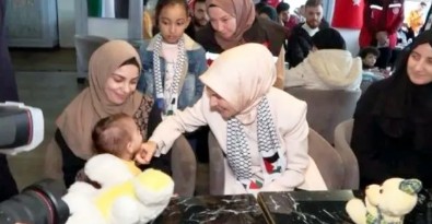 Bakan Göktaş, İstanbul’a getirilen Filistinlileri ziyaret etti