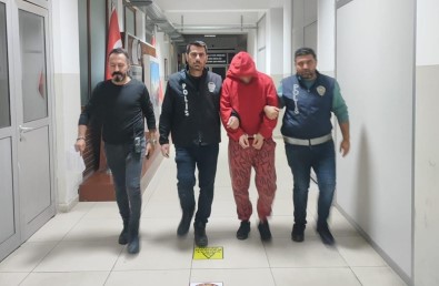 Izmir'de 5 Ayri Suçtan Aranan Firari, Sok Ekibinden Kaçamadi