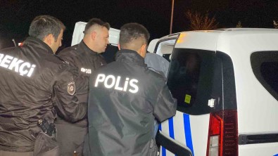 Motosikletle Geldiler, Eve Ates Açip Kaçarken Bekçilere Yakalandilar
