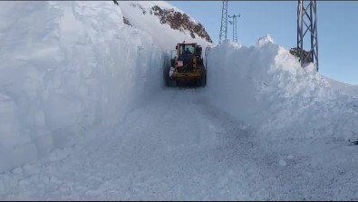 Yüksekova'da 4 Metreyi Bulan Kar Tünelleri
