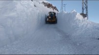 Yüksekova'da 4 Metreyi Bulan Kar Tünelleri Haberi