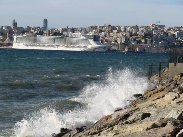 Meteoroloji uyarmıştı! Fırtına o illerde etkisini artırdı! Çatılar uçtu ağaçlar devrildi!
