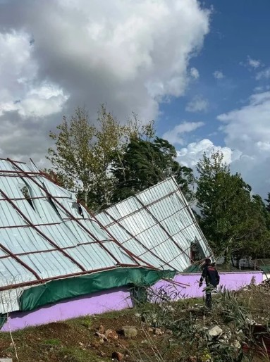 Meteoroloji uyarmıştı! Fırtına o illerde etkisini artırdı! Çatılar uçtu ağaçlar devrildi!
