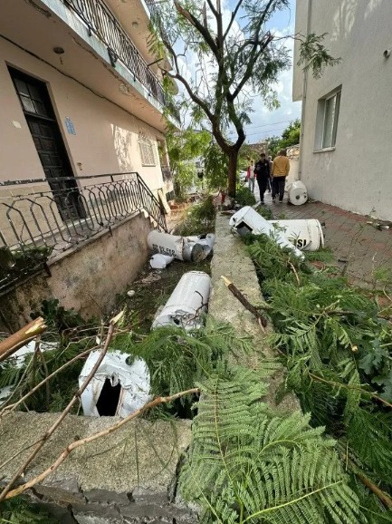 Meteoroloji uyarmıştı! Fırtına o illerde etkisini artırdı! Çatılar uçtu ağaçlar devrildi!