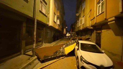 Istanbul'da Firtina Etkisini Sürdürüyor Açiklamasi Kagithane'de Bir Binanin Çatisi Uçtu