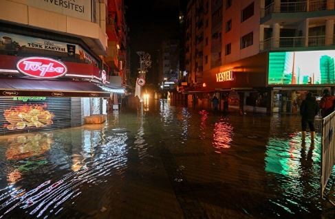 İzmir'de deniz taştı sokaklar göle döndü: Mahsur kalan vatandaşlar zodyak botlarla kurtarıldı