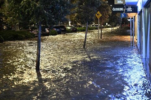 İzmir'de deniz taştı sokaklar göle döndü: Mahsur kalan vatandaşlar zodyak botlarla kurtarıldı