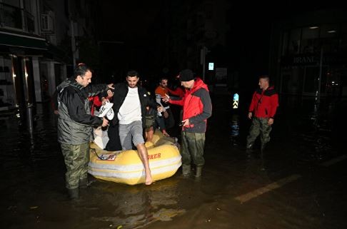 İzmir'de deniz taştı sokaklar göle döndü: Mahsur kalan vatandaşlar zodyak botlarla kurtarıldı